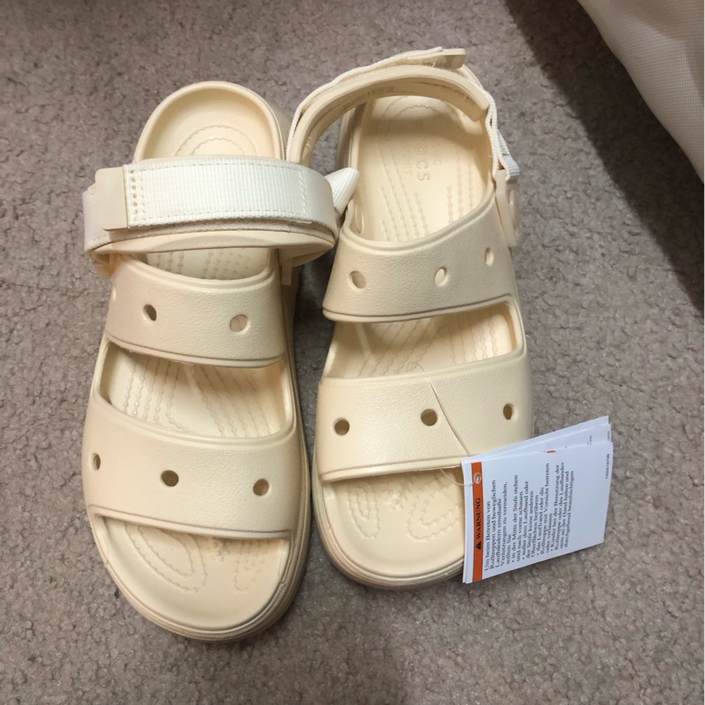 Classic Crocs Xscape Hiker sandal in Vanilla 6 women’s
